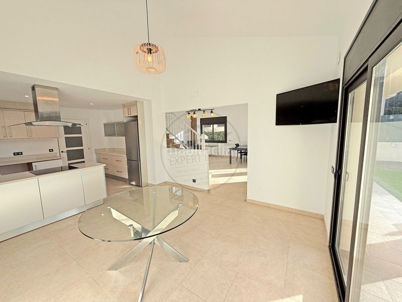 Foto 8aaea9d9-9a42-40ae-9c21-c01c3a85e3d7. Casa amb calefacció aparcament piscina a Nord Roses