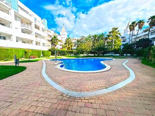 Appartement  2-20 carrer port joan. Residencia de lujo con piscina y vistas al puerto deportivo con