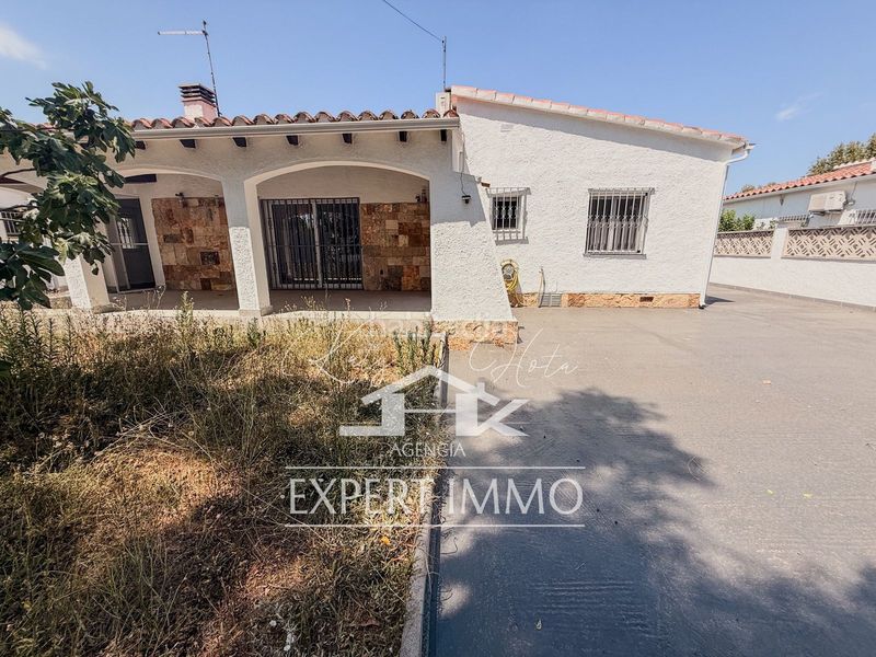 Foto f3b4cd29-9d01-4474-b3a1-b491f03a2f4f. Casa amb calefacció aparcament a Montgrí Empuriabrava