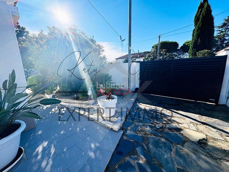 Foto 7f37b7fe-1038-4ec5-9395-bc18b8de2efc. Casa villa individual renovada piscina, jardín, gran aparcamiento orientación sur barrio mas bosca en Roses