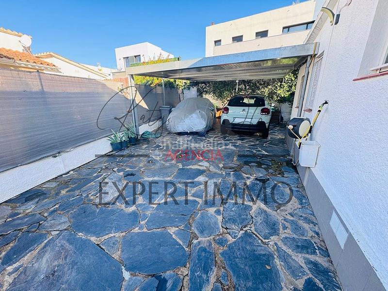 Foto 8e9f566a-b48c-44f7-ae07-ee3f23b5bb96. Casa villa individual renovada piscina, jardín, gran aparcamiento orientación sur barrio mas bosca en Roses