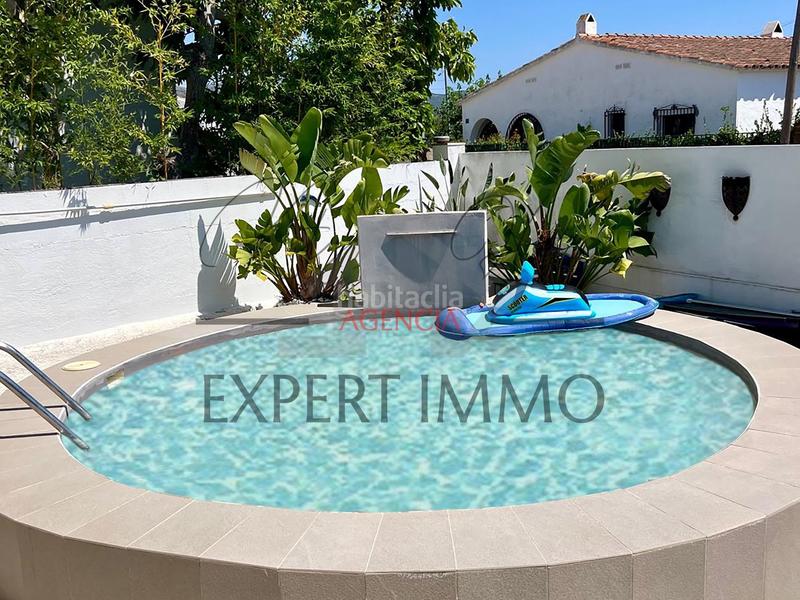 Foto 9812e611-1b86-42cf-841e-5f499f1dc85d. Casa villa individual renovada piscina, jardín, gran aparcamiento orientación sur barrio mas bosca en Roses