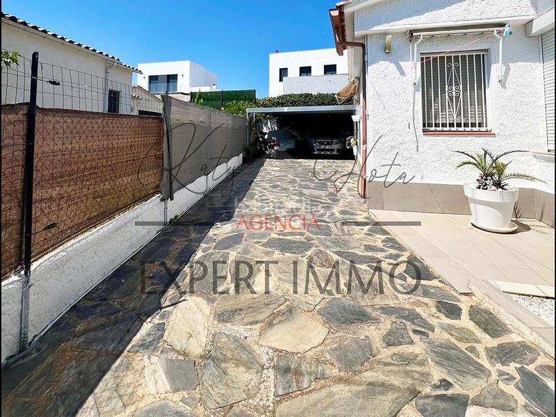 Foto b3f58b21-d067-4695-ad36-d726a98b9723. Casa villa individual renovada piscina, jardín, gran aparcamiento orientación sur barrio mas bosca en Roses