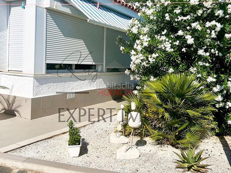 Foto bc41906b-f8f0-44a9-af1d-5d36e1da244b. Casa villa individual renovada piscina, jardín, gran aparcamiento orientación sur barrio mas bosca en Roses