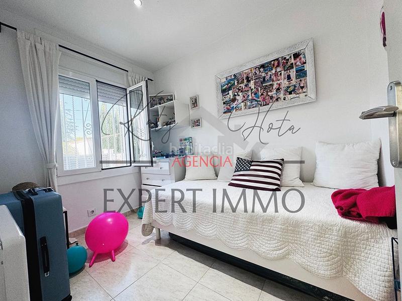 Foto d8430bbe-1384-4274-b0a1-fcce3c6277a5. Casa villa individual renovada piscina, jardín, gran aparcamiento orientación sur barrio mas bosca en Roses