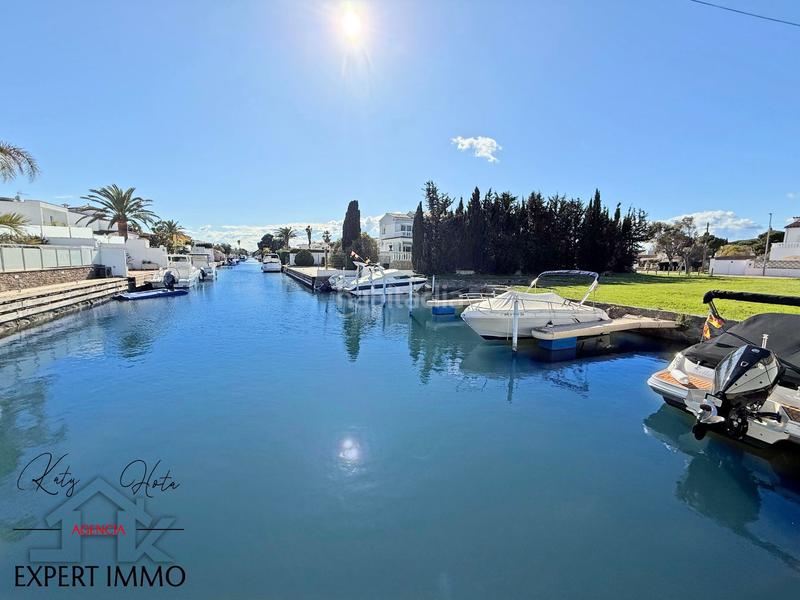 Foto c9cc24c5-14aa-4046-826b-388c5ea08f25. Casa à la venta villa con atraque , costa brava, barrio falconera en Empuriabrava