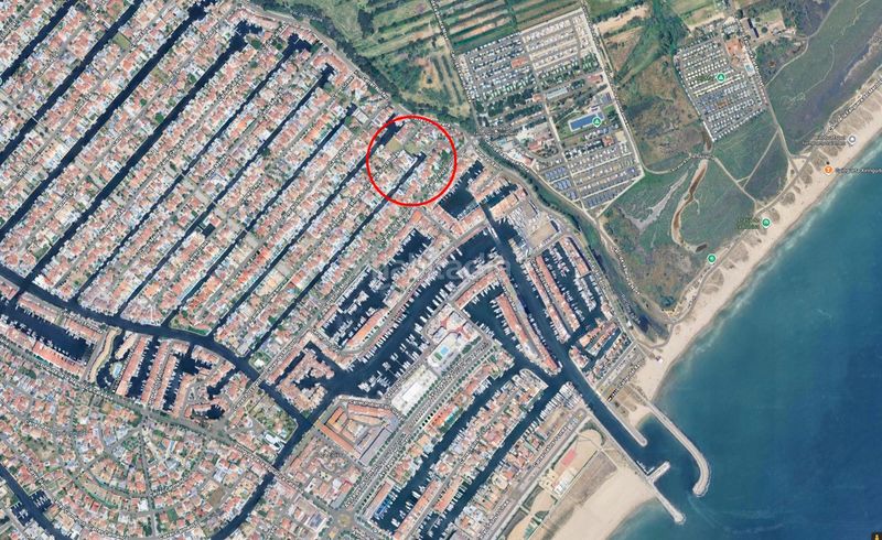 Foto 71509cb9-e680-4e66-bc45-210a3e1b85dd. Casa amb calefacció piscina a Cap Ras - Creus - Falconera Empuriabrava