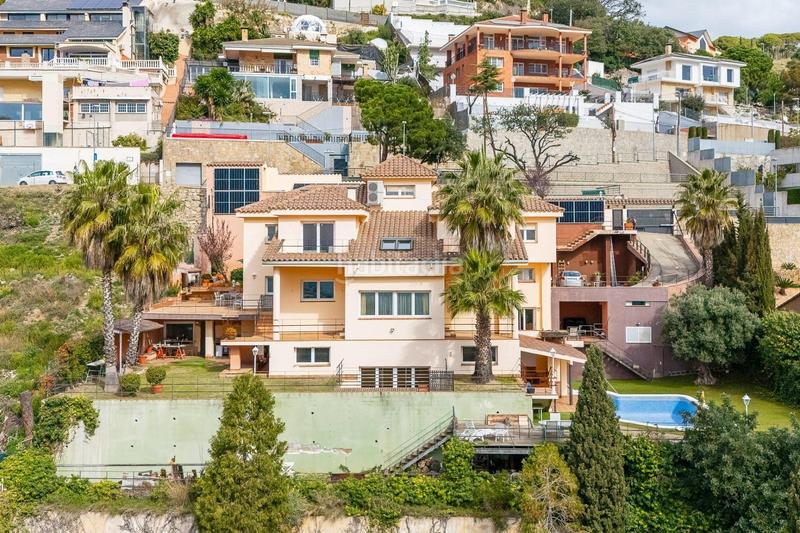 Foto 3f6c0b3c-1572-4c16-9a3e-be4553967372. Casa con riscaldamento parcheggio piscina in Mas Ram Badalona