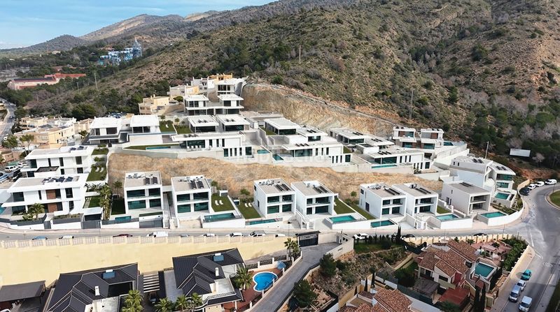 Foto ab6f3d2f-e04f-43ee-9b8b-5cbc3de49fe6. Casa a Sierra Helada Benidorm