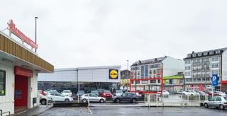 Lloguer Local Comercial a Carballo. Local comercial con 20m de fachada en principal calle de carball