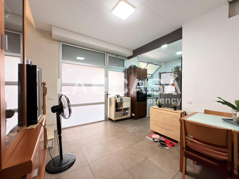 Foto b4a58ea2-4895-486c-8914-3daf4122693c. Ground floor with heating in Porta Barcelona