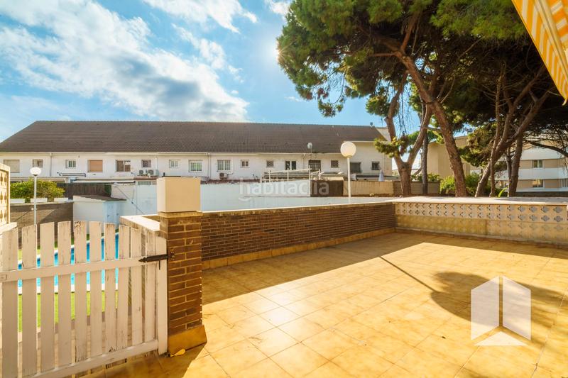 Foto 53d6814b-f265-4c68-b8a3-c800848f9061. Maison jumelée avec chauffage parking piscine dans La Pineda Castelldefels