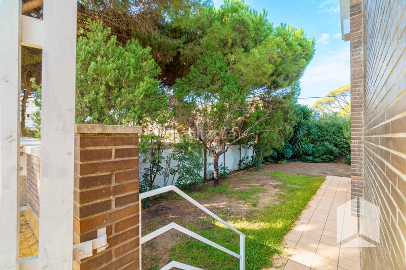 Foto 5d6dd5a6-9b0f-46ed-ab89-4dbb0b121f19. Maison jumelée avec chauffage parking piscine dans La Pineda Castelldefels