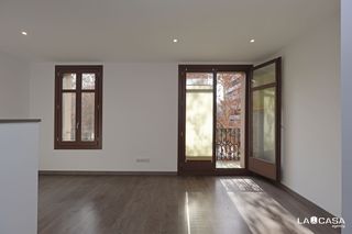 Appartement  Avinguda del paral·lel. Vivienda reformada con amplios espacios y carácter en finca regi