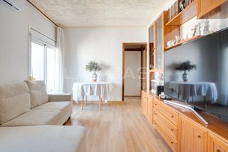 Piso  Carrer d'eduard toldrà. Oportunidad  todo exterior  reformado con balcon y ascensor