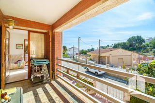 Casa  Carrer lliri. Magnifica casa independiente con terraza, barbacoa, buhardilla y