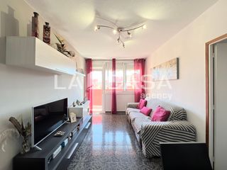 Pis  Calle atlantida. Piso muy luminoso para entrar a vivir