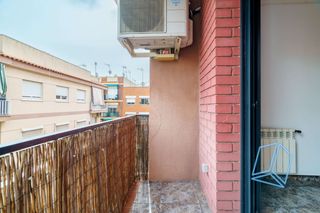 Flat  Carrer del vendrell. Completamente exterior con balcon