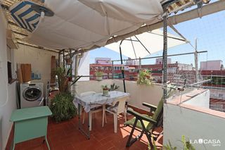 Pis  Calle cedres. Piso luminoso con terraza privada de 15 m2