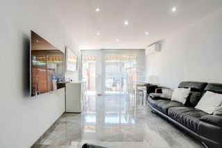 Casa adossada a Besòs - Maresme. Casa reformada con patio privado de 15 m2