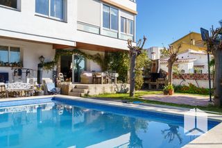 Xalet  Avinguda 307. Exclusividad, luz y vistas al mar una villa única en castelldefe
