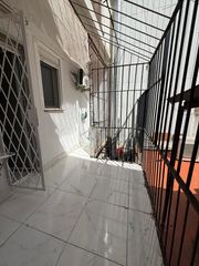 Pis  Carrer llobregat. Primera planta real con patio de 7 m2