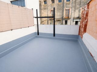 Casa adossada a Muralla de Sant Antoni