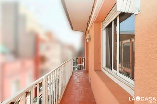 Pis  Calle llanca de. Luminoso piso  exterior con balcon