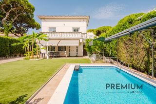 Casa  Carrer 14. Casa independiente con piscina en castelldefels