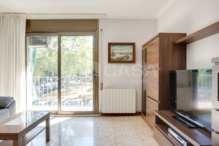 Pis  Carrer d'andrade. Amplia vivienda exterior con balcón en sant martí