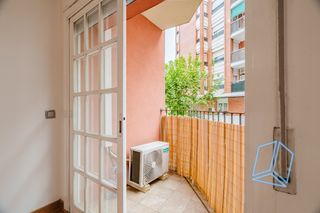 Pis  Carrer bruc. Luminoso piso con balcon