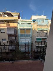 Pis  Carrer mossèn jaume busquet. Con balcon reformado