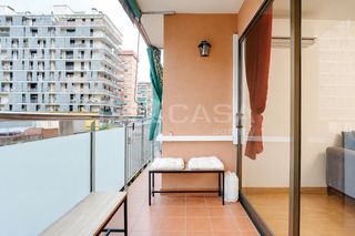 Pis  Gran via de les corts catalanes. Piso de 80 m2 con 3 habitaciones y balcón en sant martí