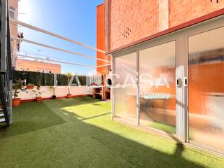 Piso  Carrer de saturn. Con balcon y terraza de 60m