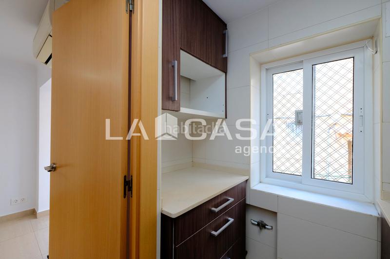 Foto d4f15cf1-6a59-4774-90b0-fb901df43c5f. Piso totalmente exterior muy luminosa en Trinitat Nova Barcelona