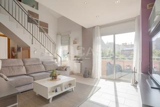 Dúplex  Carrer de joan prim. Duplex seminuevo con terraza y balconplaza de parking incluida