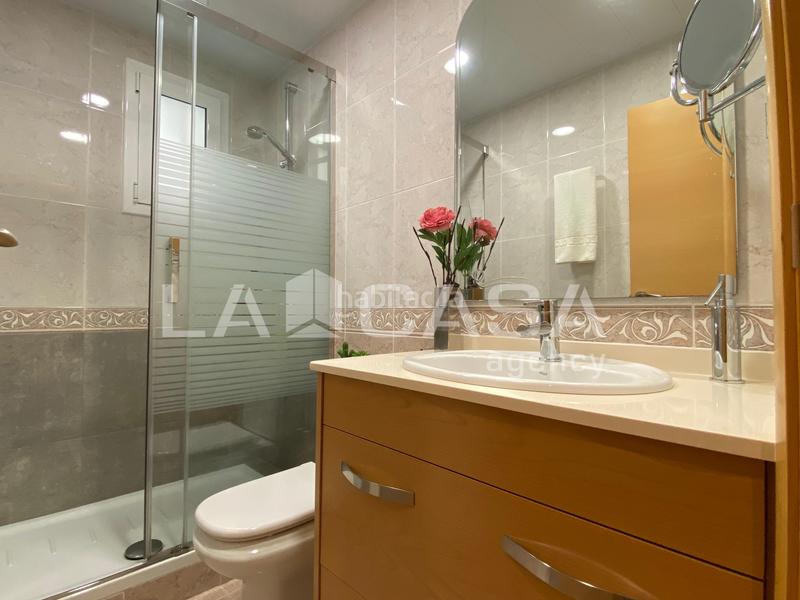 Foto 061eb5e8-77d1-4fe5-a0b0-fcd91468a87e. Piso luminoso con terraza de 50 m en Fondo Santa Coloma de Gramenet