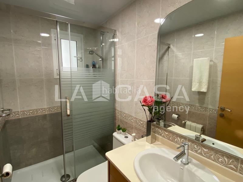 Foto 0ec54735-f70b-4f98-b39c-86ba2b47dfe6. Piso luminoso con terraza de 50 m en Fondo Santa Coloma de Gramenet