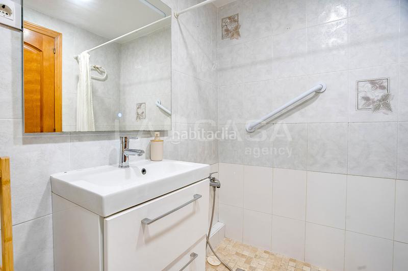 Foto af93d1fc-27a6-4a2c-93ad-1a3aea340319. Piso luminosa con balcon en Canovelles