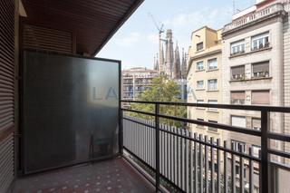 Appartamento  Carrer de valència. Luminoso con balcon  4 habitaciones
