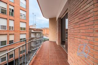 Pis  Rambla de josep anselm clavé. Luminosa vivienda con balcon en cornella centre