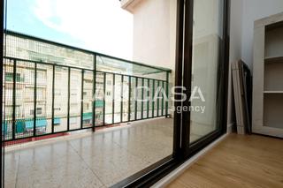 Pis  Carrer del baró d'esponellà. Luminoso piso con balcon y terraza