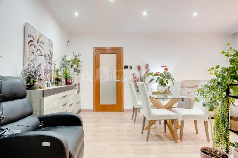 Foto 48e7bd34-6cf3-444f-a4e4-29095e05815b. Piano terra con parcheggio piscina in Canovelles