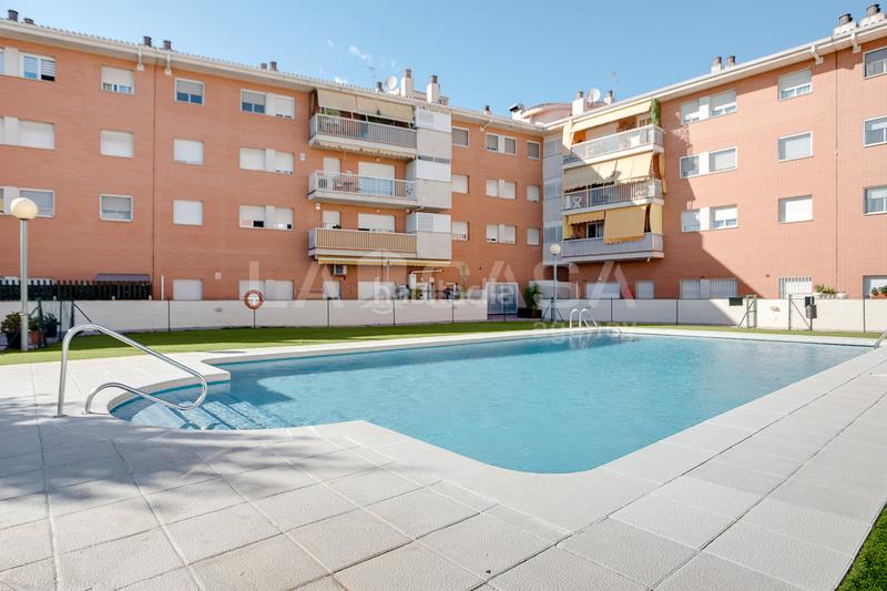 Foto e4aadc79-cc36-4cd4-834b-4cb097f23eb1. Piano terra con parcheggio piscina in Canovelles