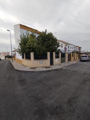 Casa bifamiliare in Sanlúcar la Mayor. Encantadora casa amueblada con amplias comodidades y excelentes