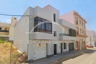 Maison à Núcleo urbano. Casa con locales, patio y garaje en el centro