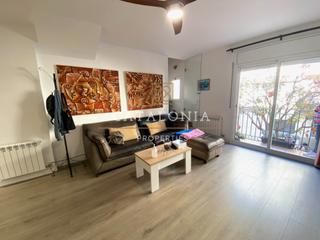 Casa adosada  Passatge de la sagrera. Encantadora casa adosada con 2 terrazas y parking en zona tranqu