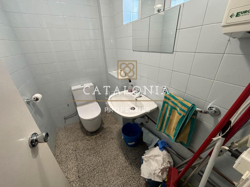 Foto d862740b-9dcc-4495-b350-fb578b68e3f1. Business premise with heating in Raval Barcelona