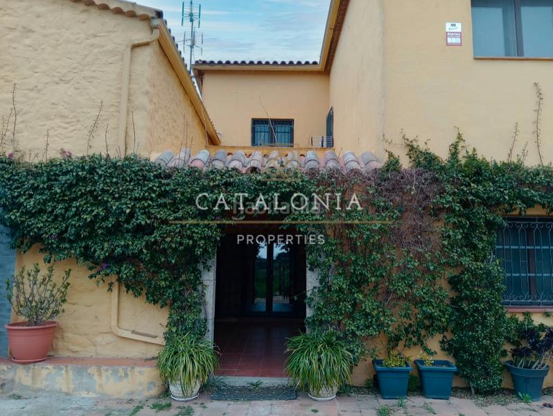Foto b70a0c81-ddc6-4cb5-b074-bec1f9c0f9b3. Masía impresionante masia con terreno en Vilassar de Dalt