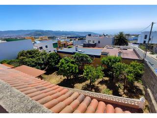 House  La via. Casa con jardn en la laguna